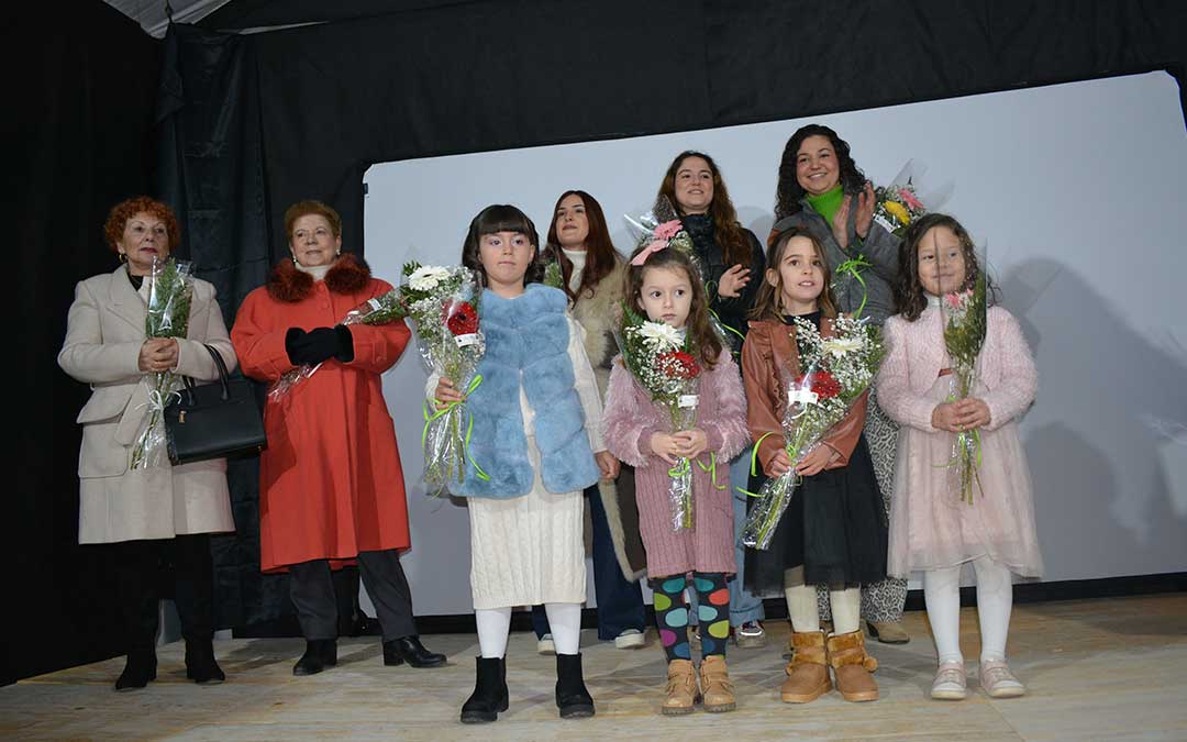 Presentación de reinas y encendido de la hoguera por San Blas en Alloza./ C.O.