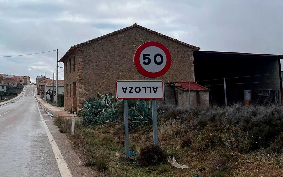 Este mismo sábado todavía podían verse señales del revés en pueblos como Alloza./ La COMARCA.