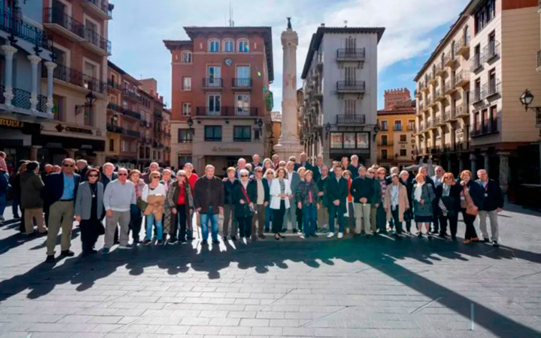 Algunos de los matrimonios que recibieron este sábado la Medalla de los Amantes posaron por la mañana en la plaza del Torico /Antonio García/Bykofoto (Heraldo)
