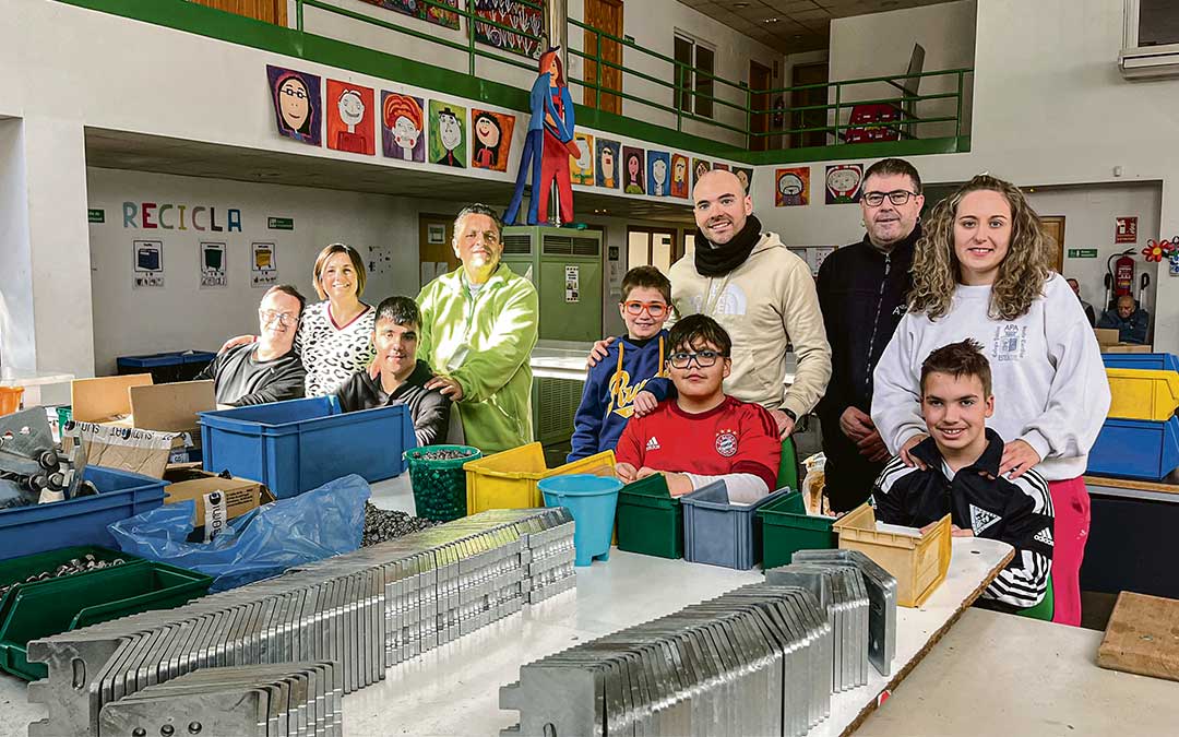 Usuarios de Atadi y alumnos del Gloria Fuertes implicados en el montaje de piezas del parque Mudéjar de Endesa./ C.O.