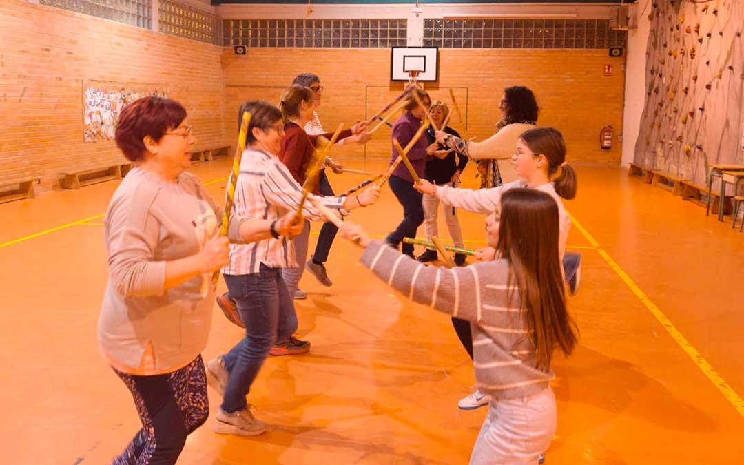 Varios vecinos organizan una clase semanal de forma voluntaria para no perder su dance. En la imagen, ensayo del martes./ Teresa García.