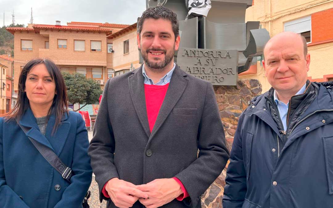 El portavoz de Vox, Alejandro Nolasco, junto a la concejal Aroha Rochela y el portavoz adjunto, Santiago Morón./ Vox.