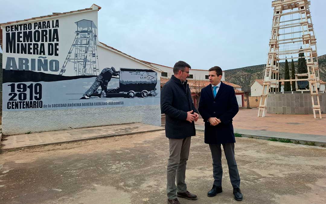El vicepresidente del Grupo SAMCA, Guillermo Luengo; y el alcalde de Ariño, Carlos Ros./ SAMCA.