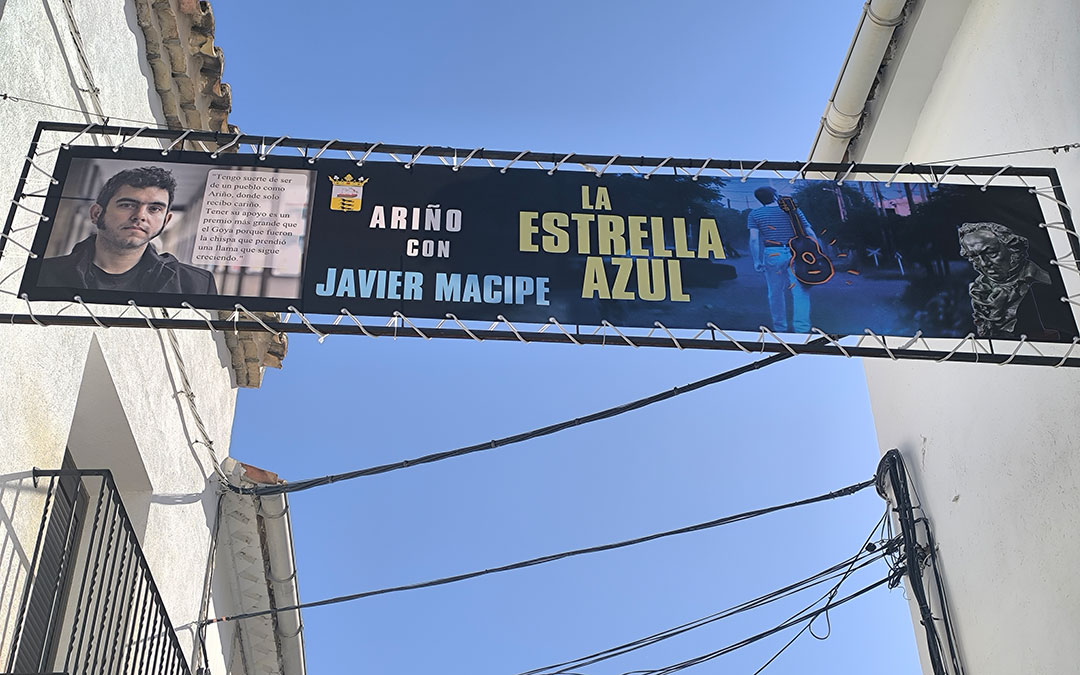 Ariño ha desplegado una pancarta de apoyo a Macipe con unas sentidas palabras que dedicó a su pueblo en La COMARCA. / Ayto. Ariño