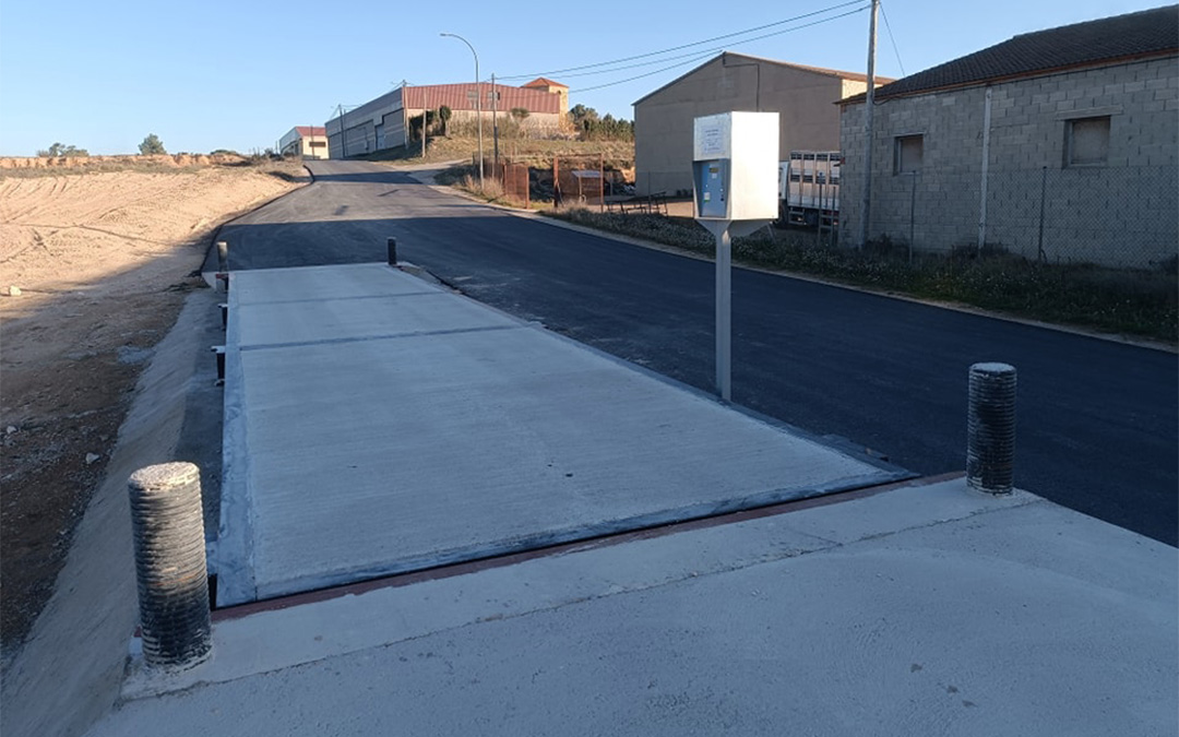 La nueva báscula de pesaje de Aguaviva se ubica en el extremo del polígono más cercano a la salida hacia el casco urbano./ Ayuntamiento de Aguaviva