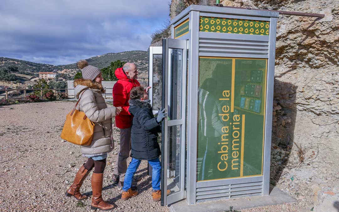 La cabina de la memoria de Tronchón se encuentra en un parquin de acceso a la localidad./ Comarca del Maestrazgo