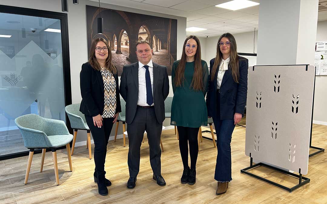 Equipo de la nueva oficina de Caja Rural en Cantavieja./ C.R.