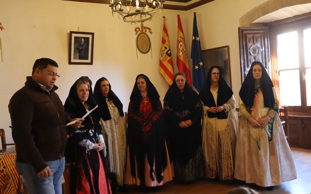 Pase de bandas, misa y reparto de tetillas en Cretas. / A.Z y A.G