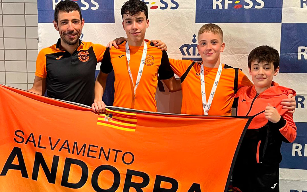Los tres deportas andorranos que se desplazaron hasta el A Coruña, este fin de semana, junto con el entrenador. / Club Polideportivo Andorra
