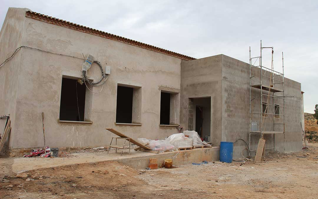 Avance de las obras en el antiguo edificio de las escuelas de Castelnou que ahora será un espacio multiusos de actividades. / B. Severino