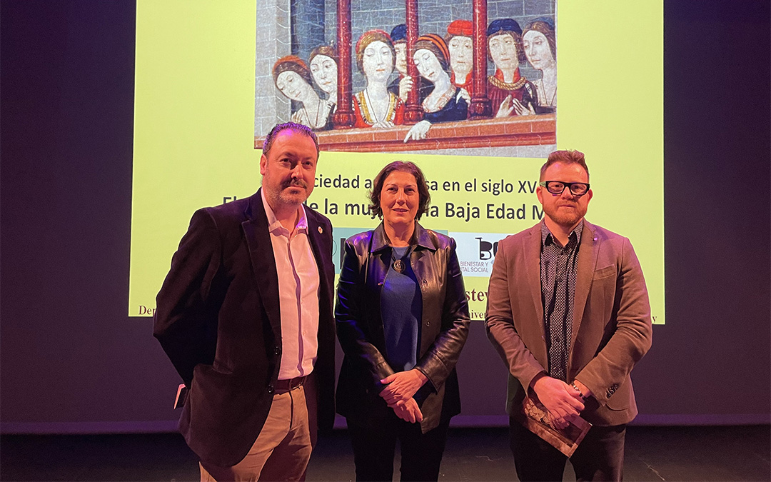 El concejal de Cultura, Javier Climent; la doctora María Luz Rodrigo Estevan; y el historiador Darío Español./ María Celiméndiz