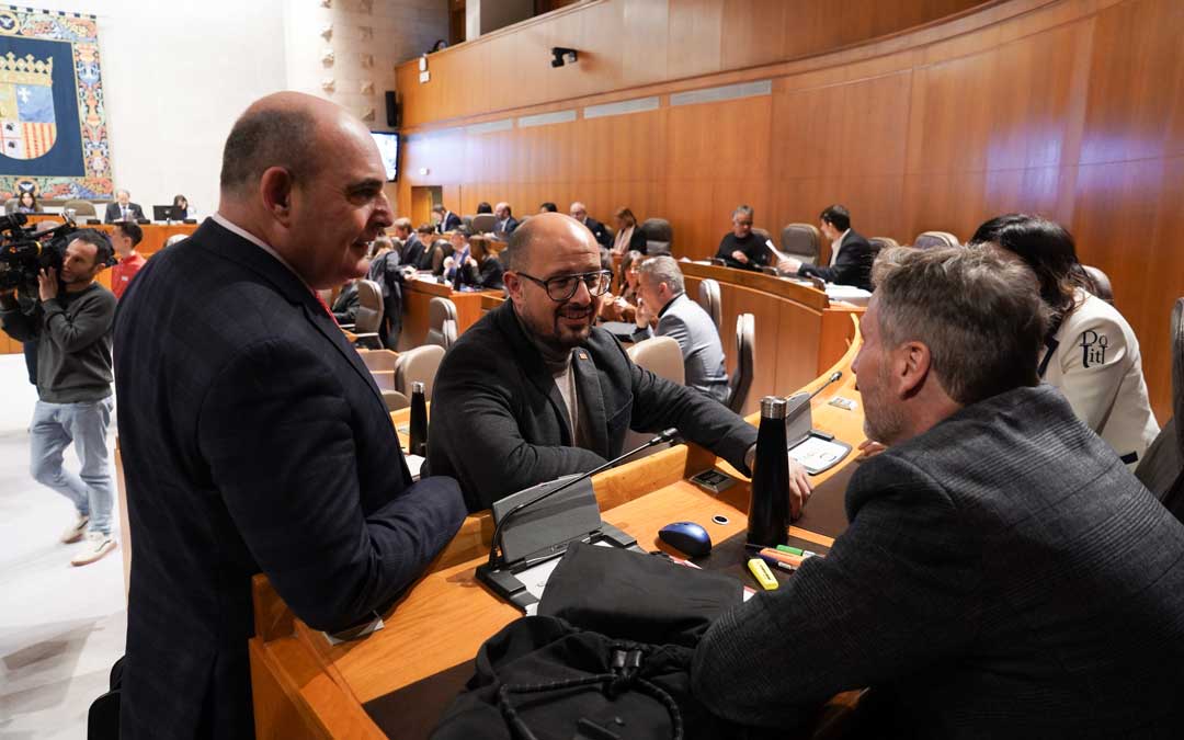 Garcia Suso conversando con otros diputados momentos antes del pleno./ CORTES DE ARAGON