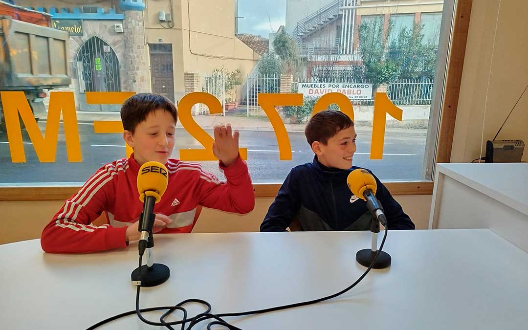 Dos de los escolares del CRA Algars que han grabado en los estudios de Matarraña Radio de cara al programa de este jueves por el Día Mundial de la Radio./MARÍA JOSÉ SALVADOR