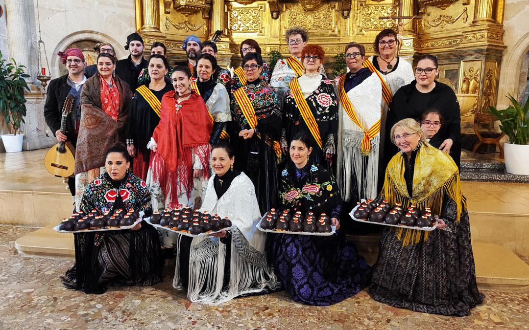 Pase de bandas, misa y reparto de tetillas en Cretas. / A.Z y A.G