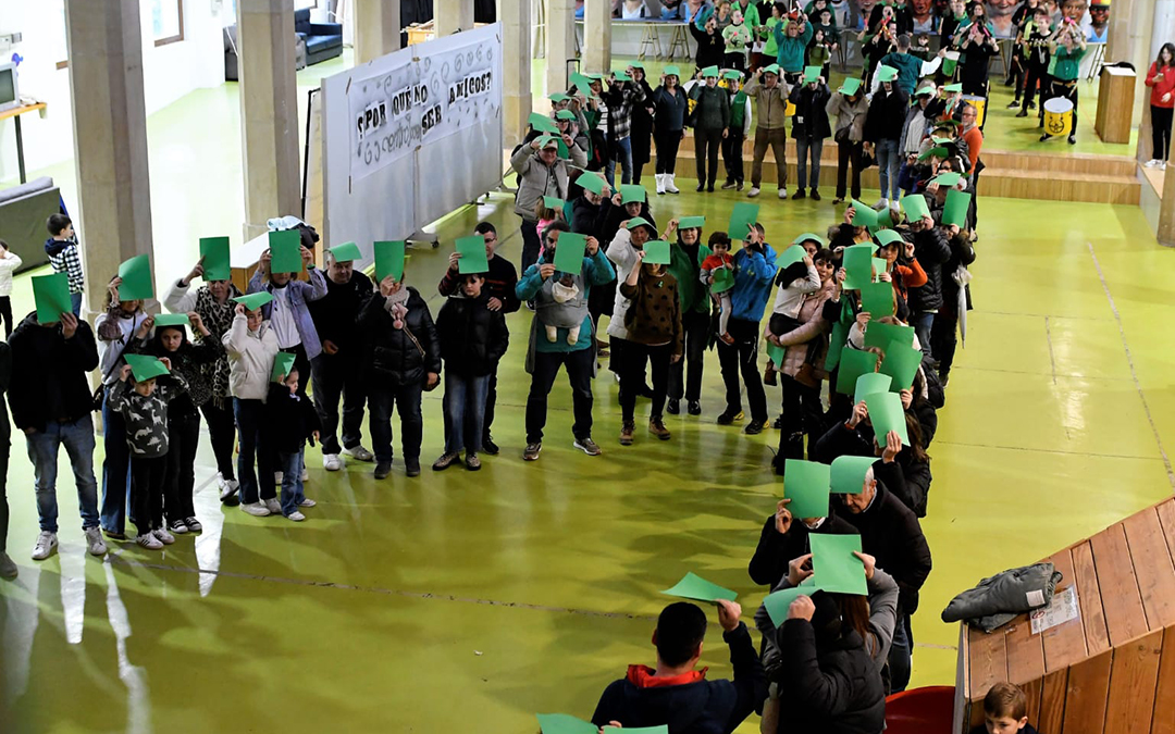 Un centenar de personas crearon un gran lazo humano de color verde el sábado en Alcañiz./ L.C.