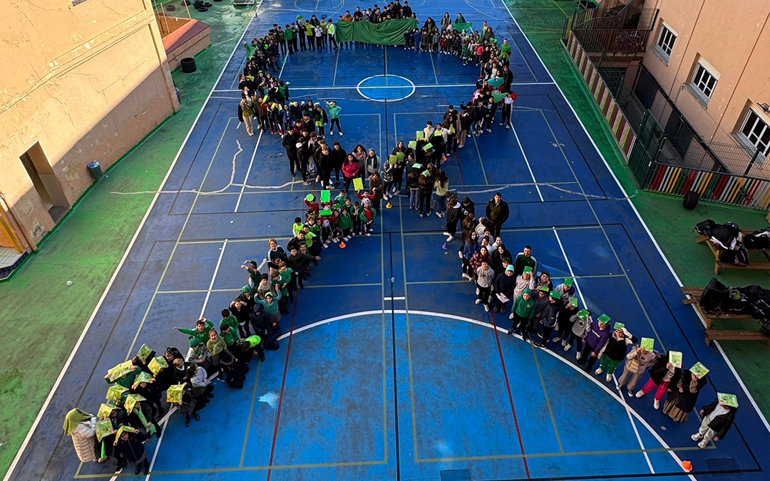 Los alumnos del colegio La Inmaculada de Alcañiz hicieron un gran lazo humano este martes./ L.C.