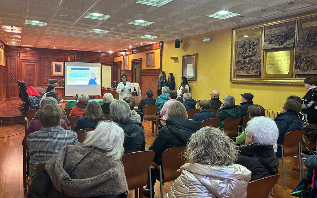 El equipo de Atención Primaria del centro de salud de Calanda impartió este martes por la mañana una charla sobre la importancia de la prevención./ L.C.