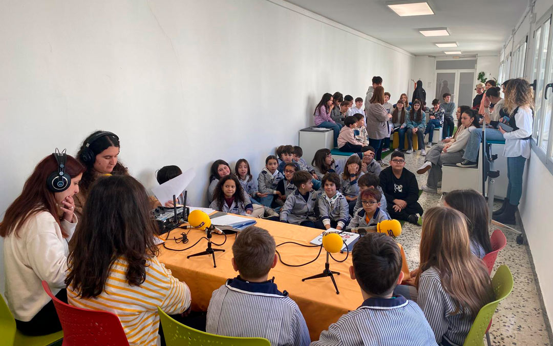 Radio La Comarca se desplaza al Colegio San Valero - Escuelas Pías para el día de la Radio./ L.C.