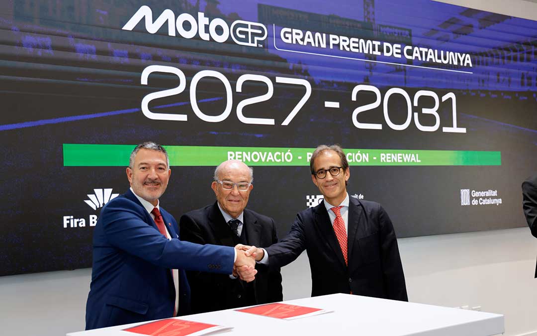 El CEO de Dorna Sports, Carmelo Ezpeleta, entre el conseller de Empresa y Trabajo de la Generalitat de Catalunya, Miquel Sàmper; y el presidente de Fira de Barcelona y de Fira Circuit, Pau Relat, el jueves en la renovación de Montmeló hasta 2031 / Circuit de Catalunya