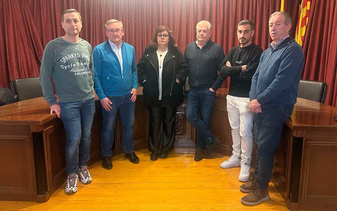El presidente de la DPT y el de la Comarca y el diputado de Obras junto a la alcaldesa, Rosa Orona; y dos concejales del PP, el miércoles / DPT