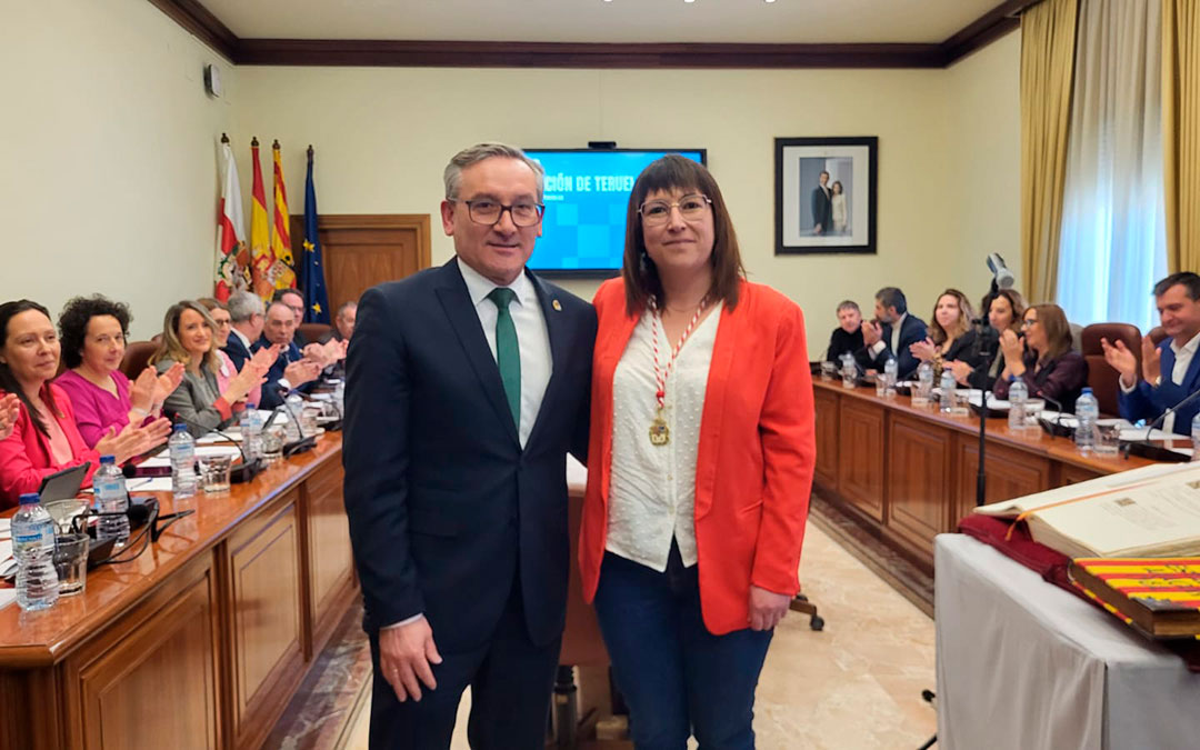 El presidente, Joaquín Juste, y Susana Traver, tras tomar posesión de su cargo como diputada provincial. / DPT
