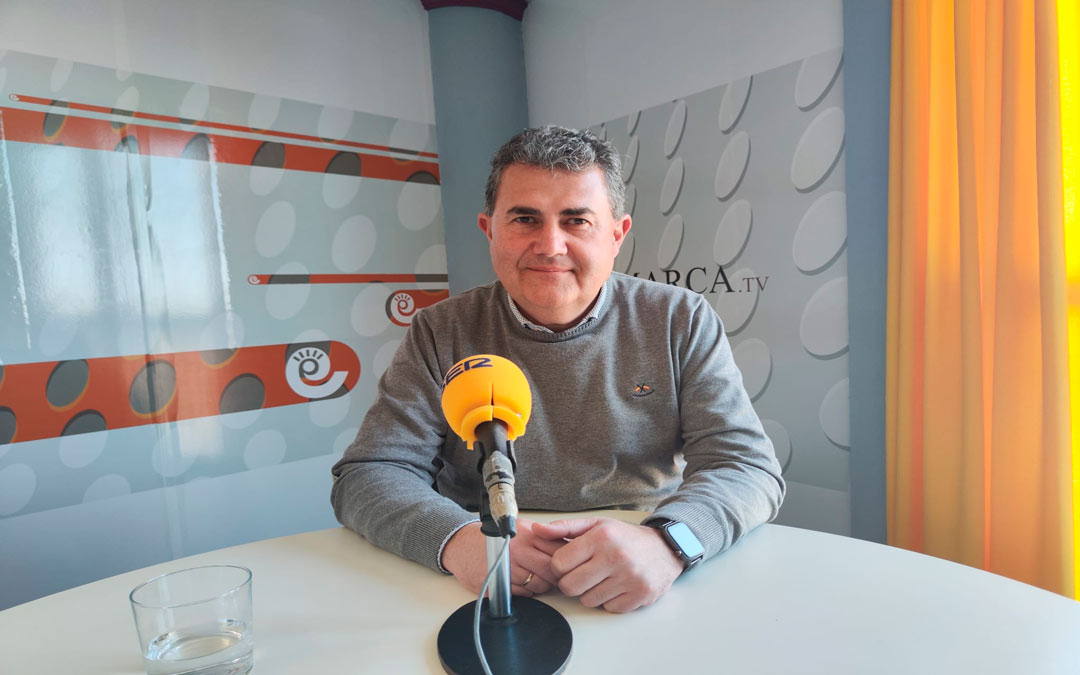 Eduardo Orrios en el estudio de radio La Comarca.
