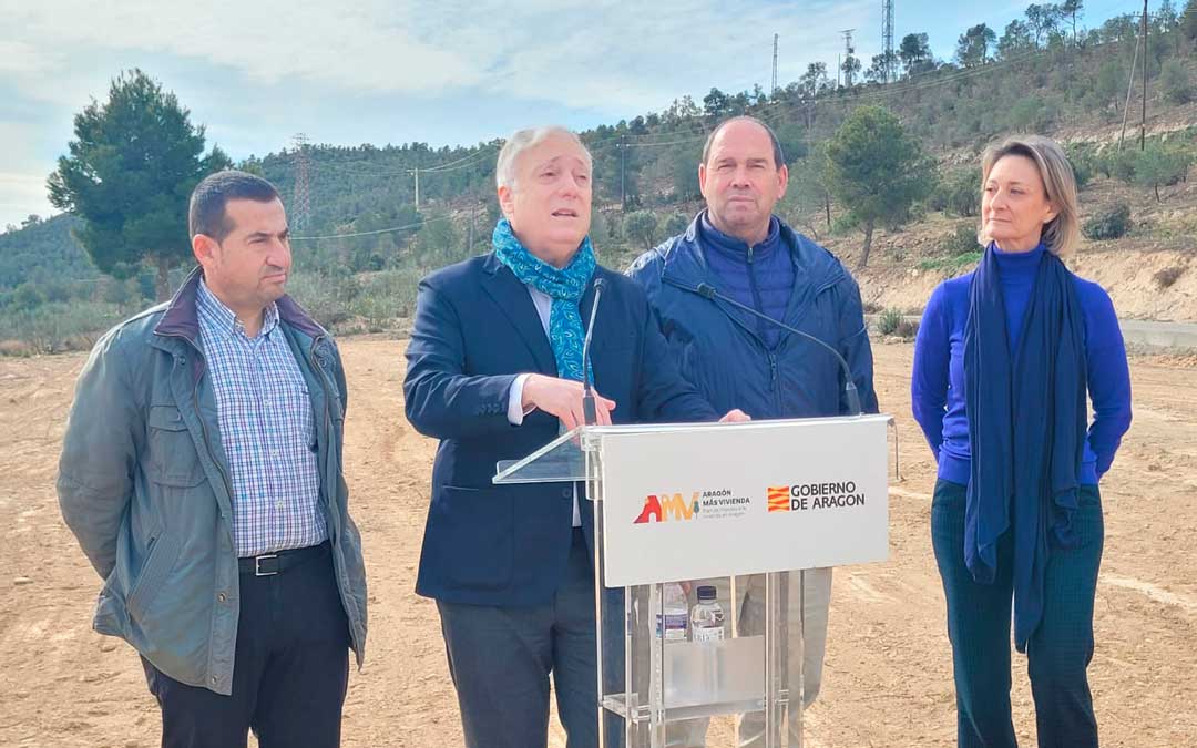 Octavio López junto al alcalde de Fayón, Roberto Cabistany; el presidente de la Comarca Bajo Aragón-Caspe, Javier Nicolás, y la directora gerente de SVA, Inmaculada Aured, en Fayón./ DGA