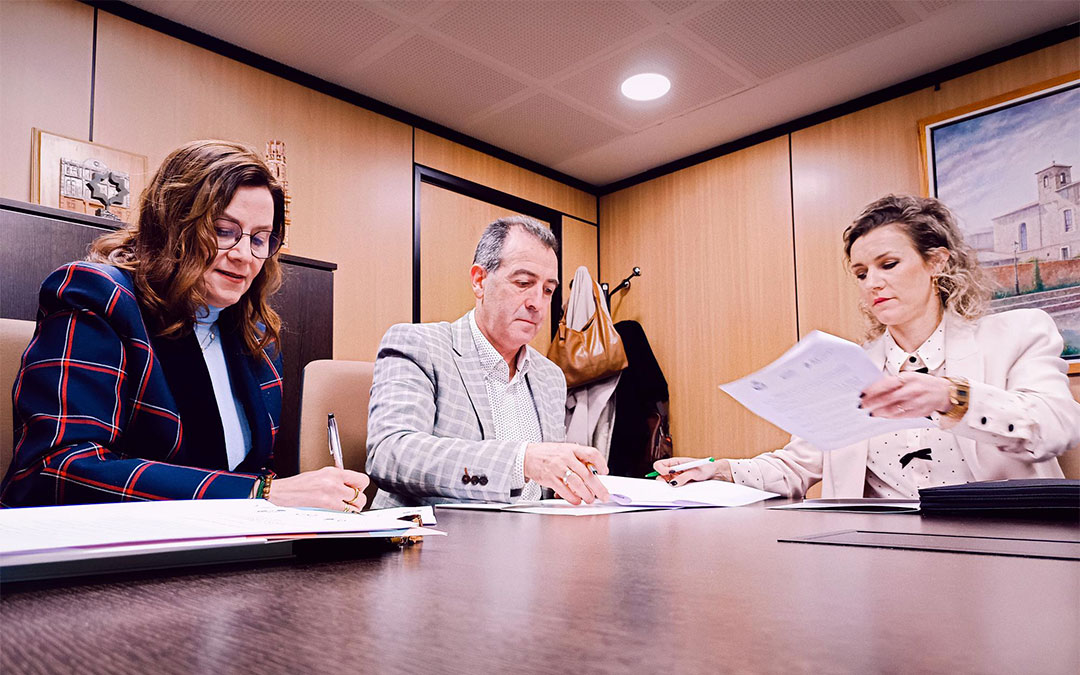La alcaldesa, Ana Jarque, el presidente de la FAMCP, Carmelo Pérez. y la presidenta de CSIF-Zaragoza, Sandra Lipe./ FAMCP