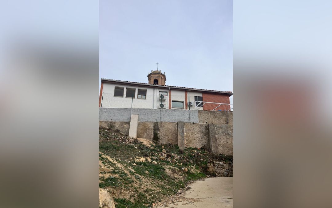 El actual colegio de Foz Calanda se sitúa junto a un barranco./ Ayto.