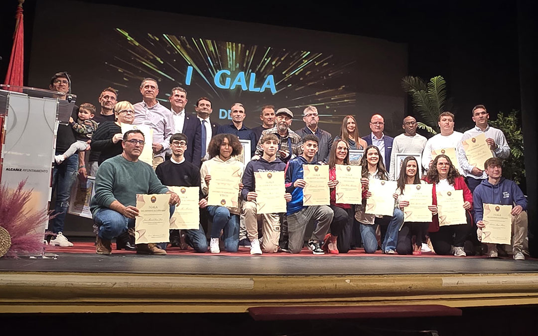 Foto de familia de los premiados y finalistas de la primera gala del deporte de Alcañiz, junto a las autoridades que les entregaron los reconocimientos./ L.C.