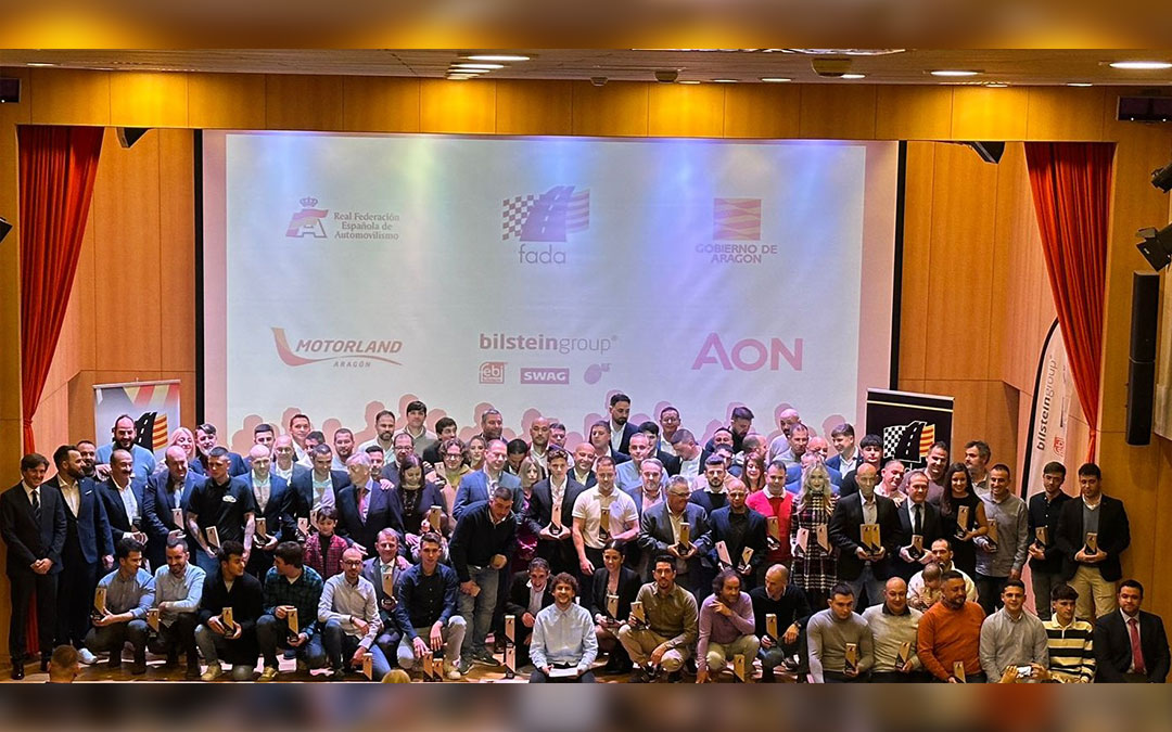 Foto de familia de los premiados de la gala FADA. / FADA