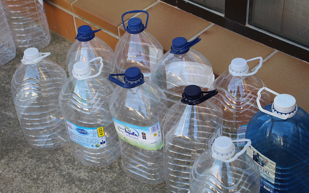 Garrafas de agua para rellenar. / B. Severino