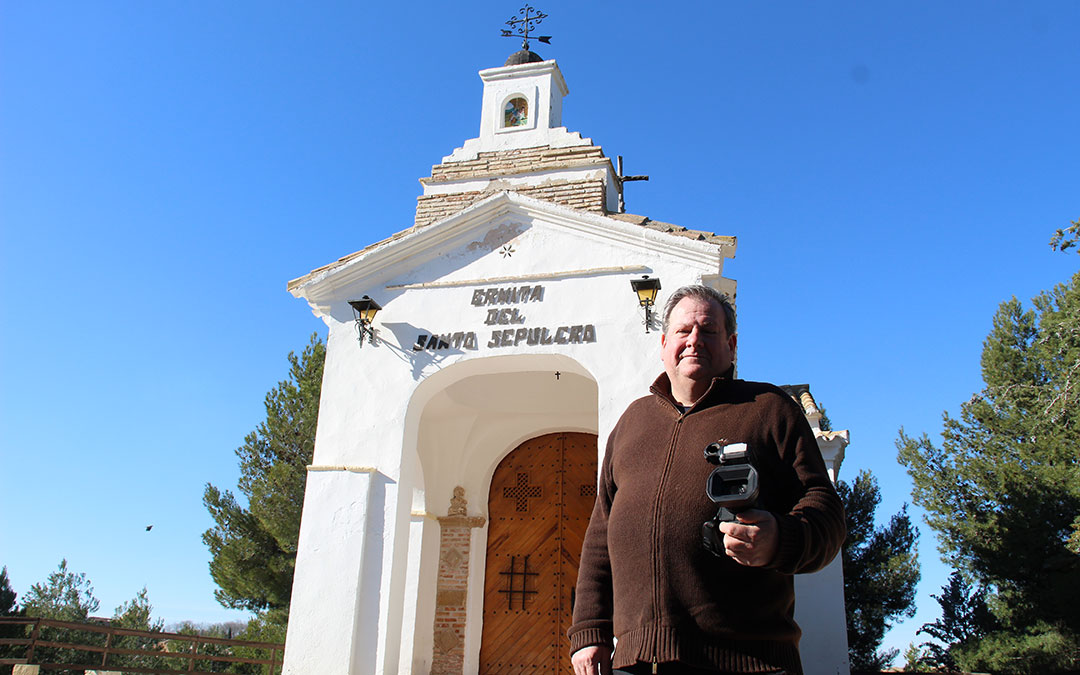 Josme, en la ermita del Santo Sepulcro en el Calvario, una zona que ha grabado en incontables ocasiones con sus cámaras al paso de las procesiones y desde donde hay unas vistas inigualables de Híjar. / B. Severino