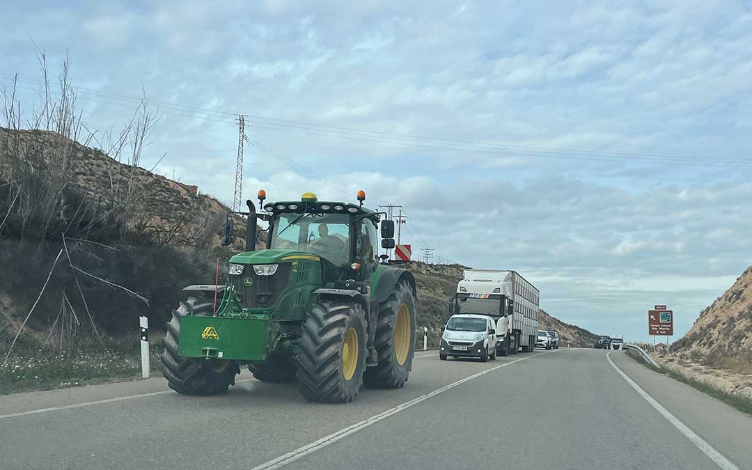 Los agricultores han organizado una marcha lenta desde la Venta del Barro hasta Híjar./ C.O.