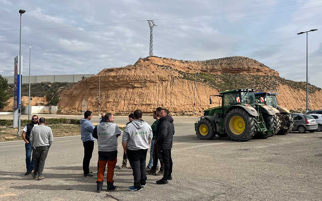 Los agricultores han organizado una marcha lenta desde la Venta del Barro hasta Híjar./ C.O.