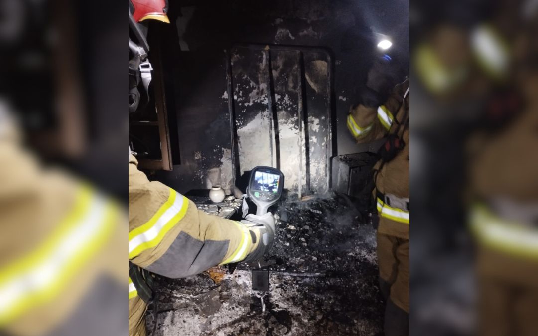 Intervención de los bomberos de la Diputación de Teruel en el incendio originado en una vivienda de Plou./ DPT