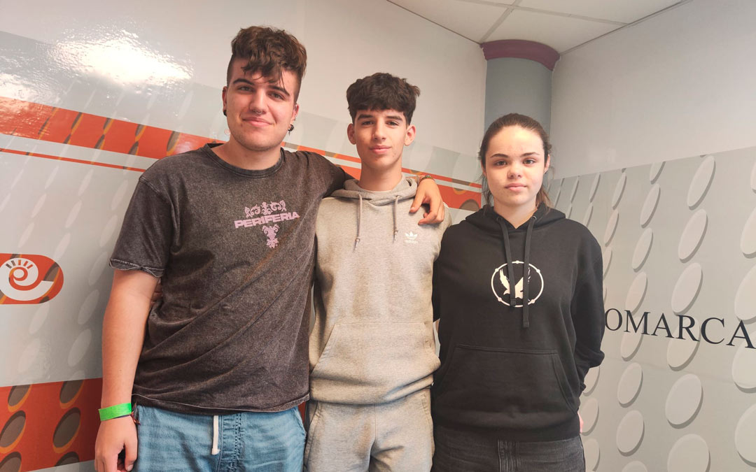 Héctor Pardo, Dani Viñuales y Julieta Cebrián, miembros del grupo Kalumnia en Radio La Comarca. / La Comarca