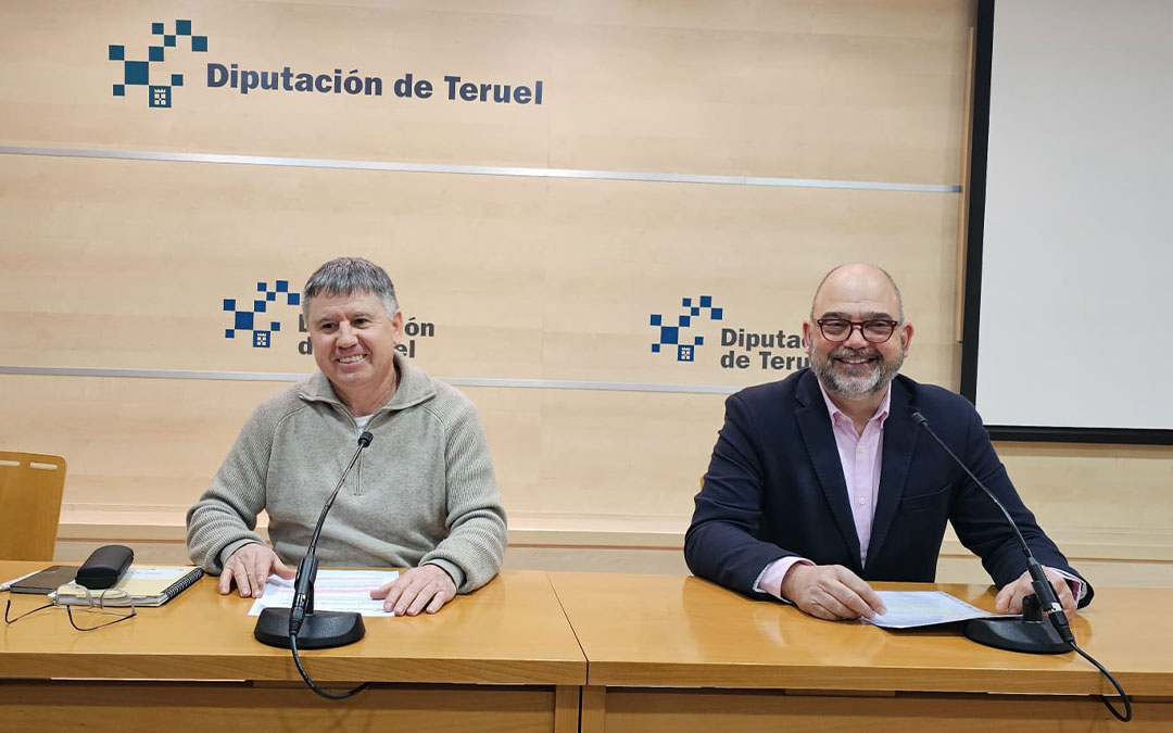El diputado Javier Ciprés y el presidente de la Cámara, Antonio Santa Isabel, este lunes en la presentación./ DPT
