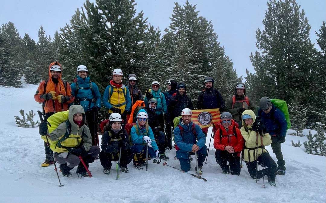 El equipo de alta montaña el domingo en el pico de la Montañeta./ LA CORDADA