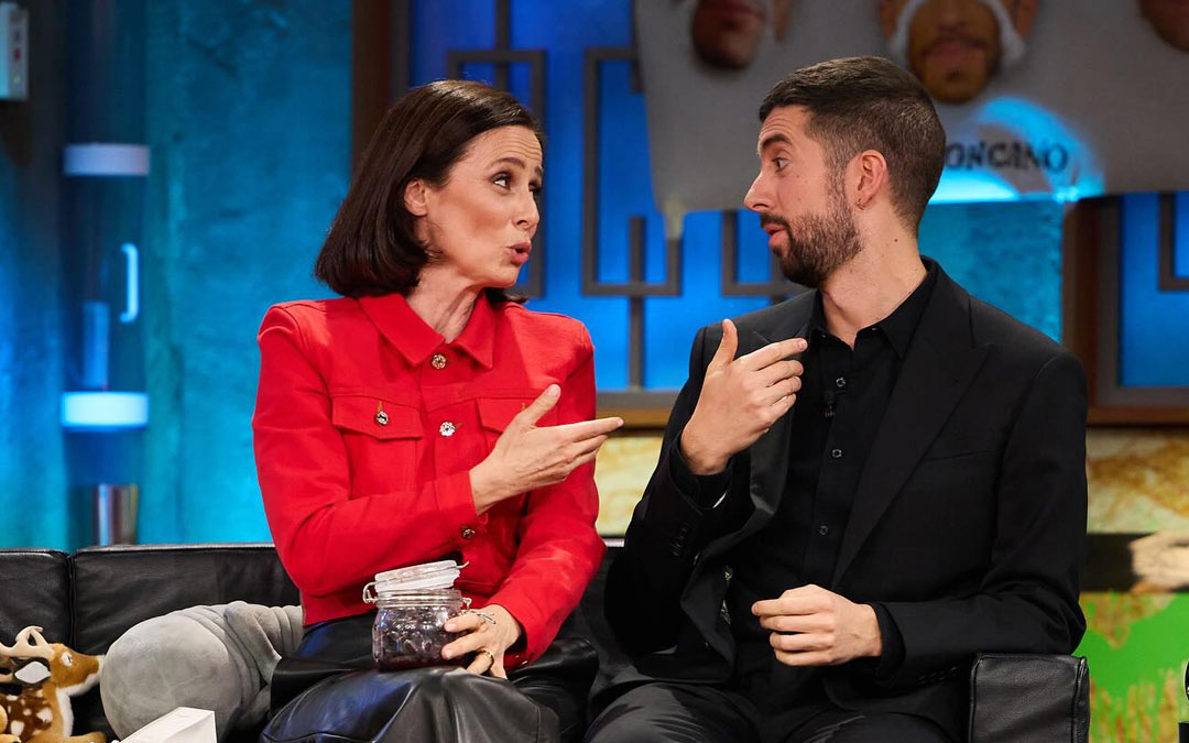 Momento de la entrevista donde cataron olivas del Mezquín en La Revuelta entre Aitana Sánchez-Gijón y David Broncano. / RTVE