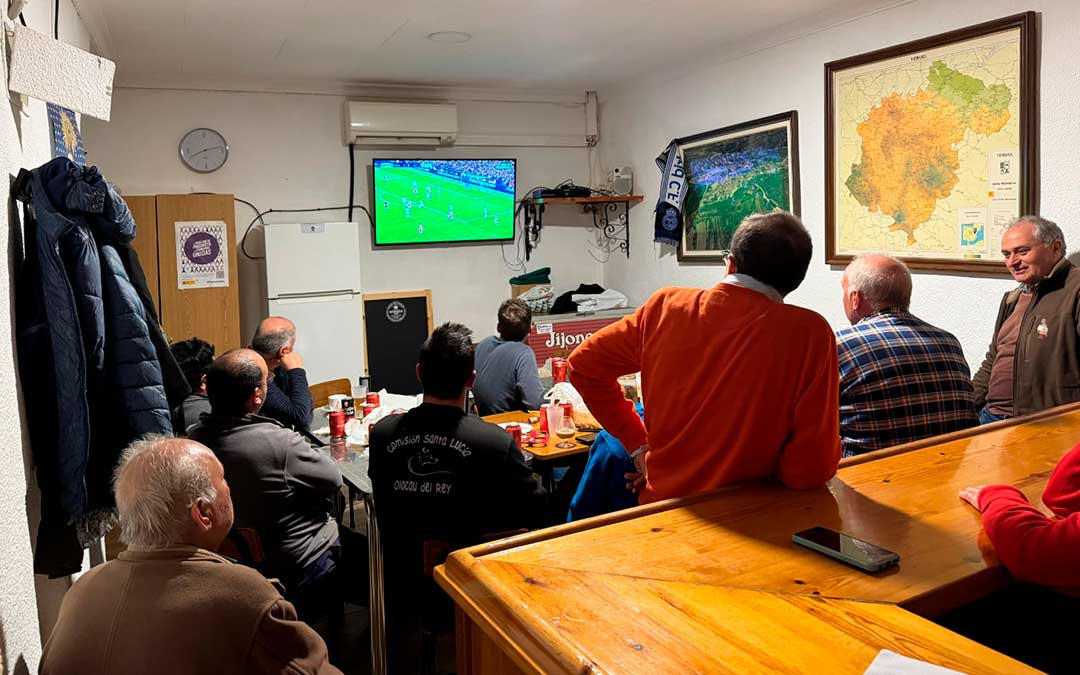 Vecinos de La Cuba viendo el fútbol en el bar / Ayto.