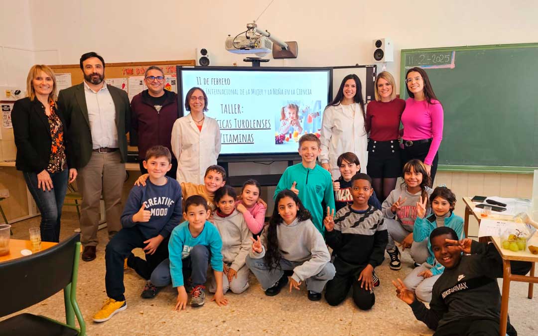 Los alumnos del centro de Urrea junto a las científicas y representantes de la Diputación./ DPT