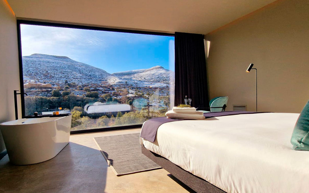 Las habitaciones con cama, bañera y ducha y los grandes ventanales. / L.C.