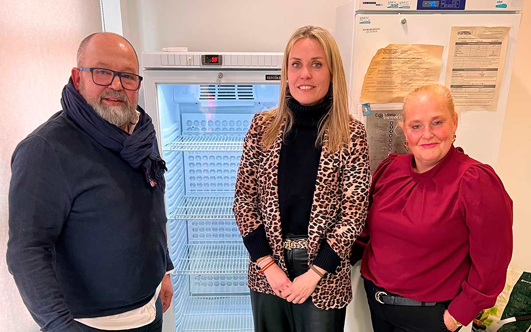 El alcalde, José Luis Iranzo, junto a la directora de Atención Primaria, Pilar Borraz, y la consejera comarcal Ana Belén Aparicio./Ayuntamiento de Muniesa