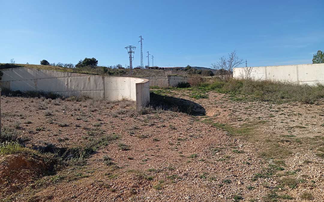 Los muros que hay en el terreno se levantaron hace más de 10 años./ Ayuntamiento de Mas de las Matas