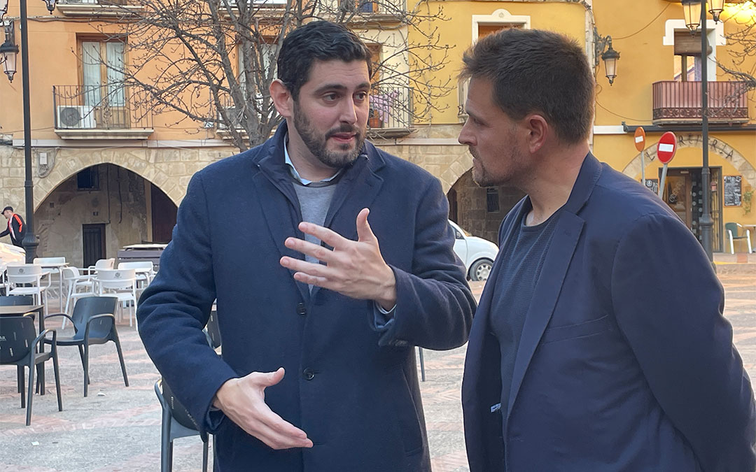 Alejandro Nolasco, líder de Vox en Aragón, junto a Germán Sanz, portavoz municipal del grupo./ S.F.