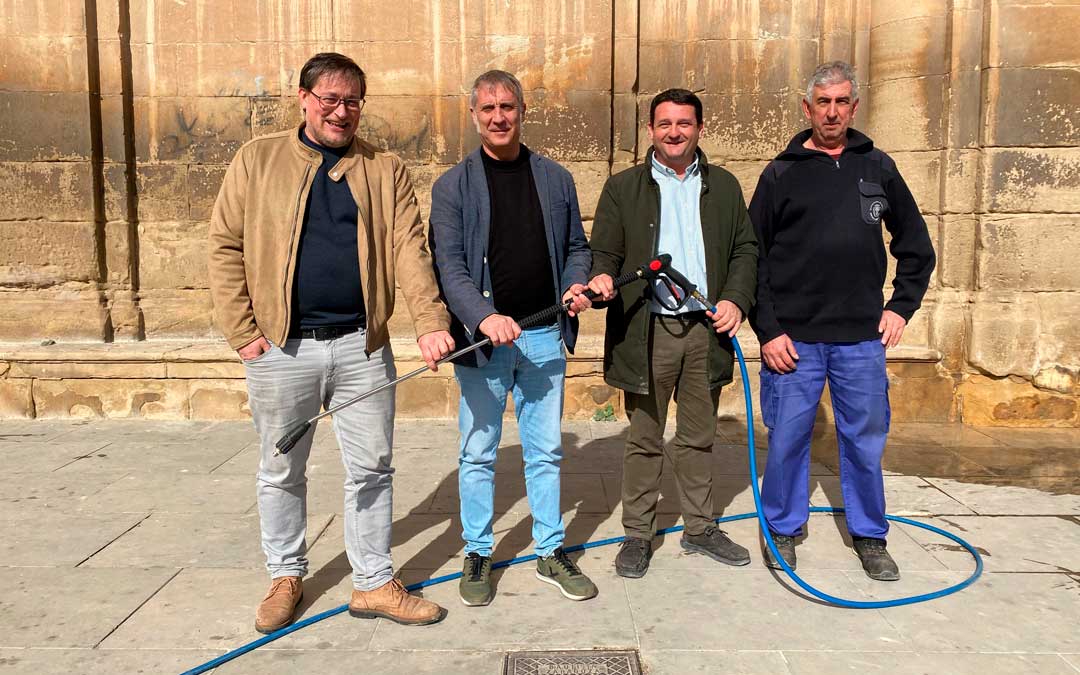 El alcalde, Miguel Ángel Estevan y el concejal, Ramiro Domínguez, junto a miembros de la brigada y la máquina./ AYTO