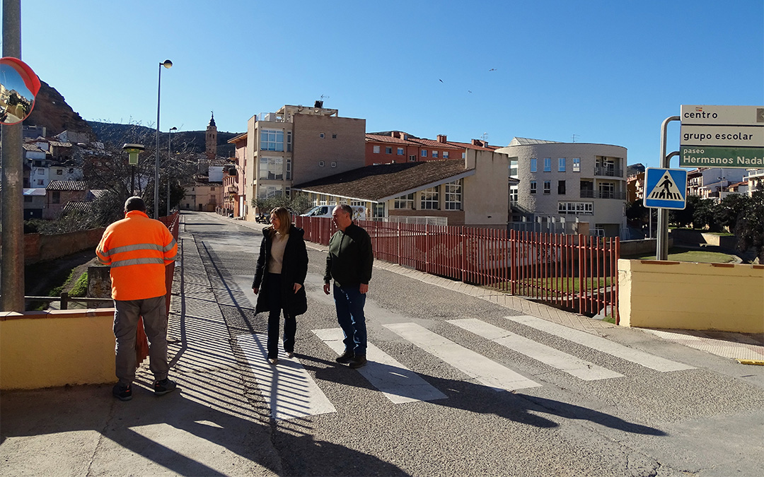 El alcalde, Miguel Iranzo, y la concejal de Infraestructuras, Raquel Egea, contemplan los trabajos topográficos sobre el puente que se pretende ensanchar./ Ayuntamiento de Alcorisa