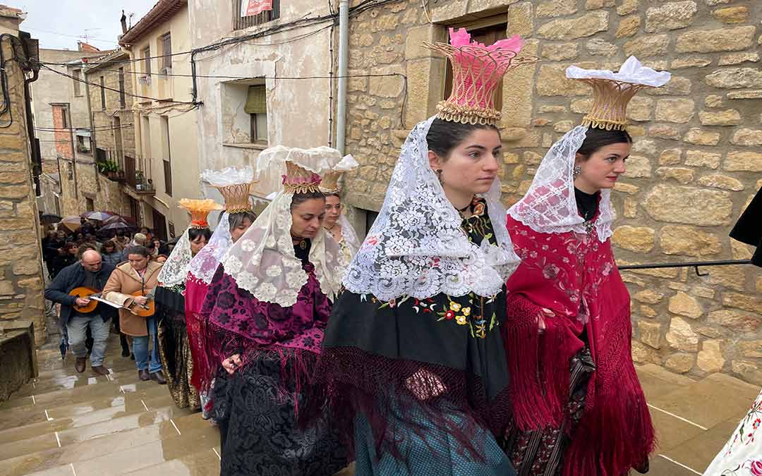 La procesión de la ‘Pujada dels Panistres’ de Mazaleón./SOFÍA FONDEVILLA