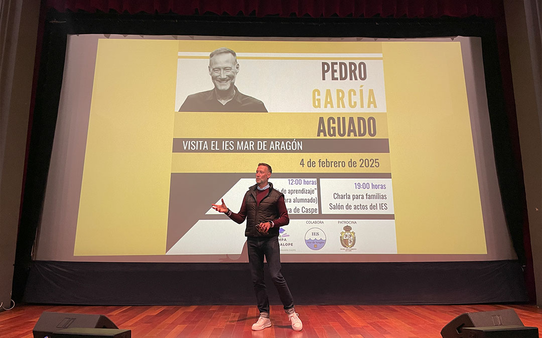 Pedro García Aguado en una charla en Caspe./ S.F.